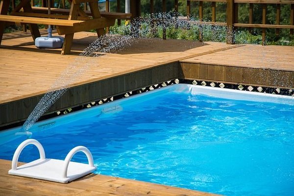 Quelles sont les recommandations en matière d'entretien de la piscine à coque ?